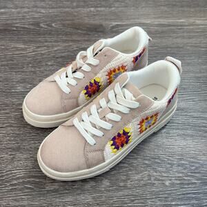 Steve Madden Girls Low-Top Sneaker Beige Faux Suede Crochet Floral Accents Sz 4m